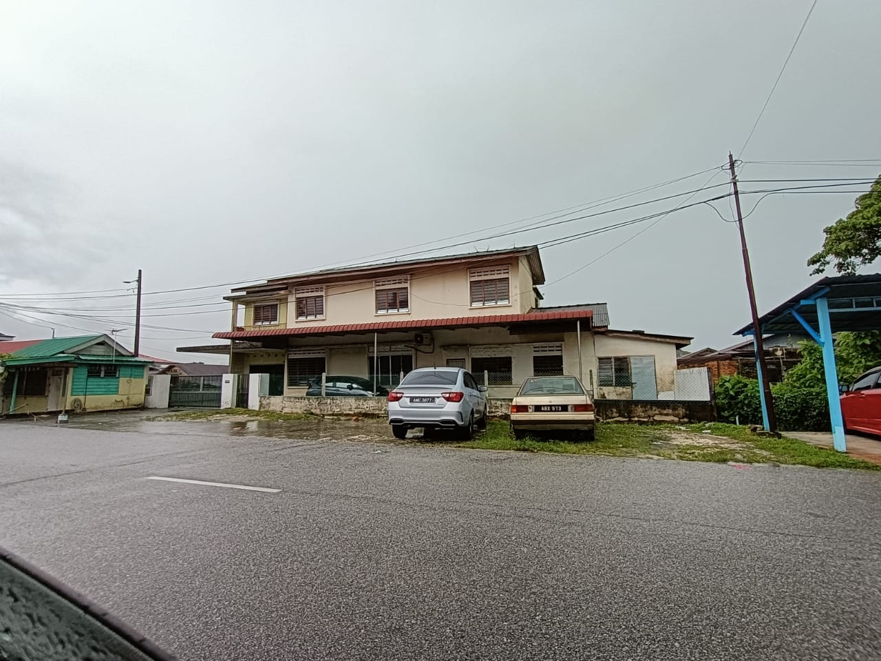 Jalan sekolah guntong shoplot for rent half partition for rent - Image 1
